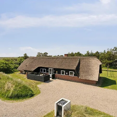 Five-Bedroom Holiday home in Blåvand 8 Feriehus *