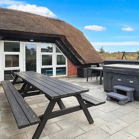 Feriehus Five-Bedroom Holiday home in Blåvand 8 Blåvand